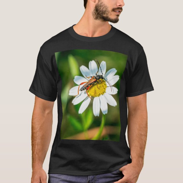 Camiseta Sentado en flor disfrutando del néctar (Anverso)