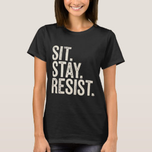 Camiseta Sentarse resiste a los perros y a los amantes de l
