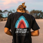 Camiseta Sentiendo a los payasos divertidos de verano del t<br><div class="desc">Obtén esta impresión gráfica de VACACIONES en la PLAYA DE SURFBOARD SURFBOARD FUNNY SHARK, es una adición perfecta a tu guardarropa de verano y es para los surfistas, los amantes de los deportes náuticos o los amantes de la playa a los que les encanta ir a la playa y pasear...</div>