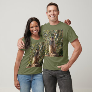 Camiseta Sentinel Vigilante: Meerkat Sobre El Exuberante Fo