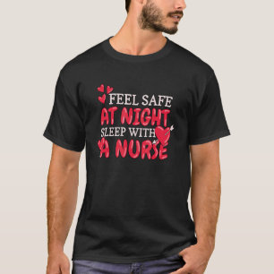 Camiseta Sentirse Seguro Por La Noche Duerme Con Una Enferm