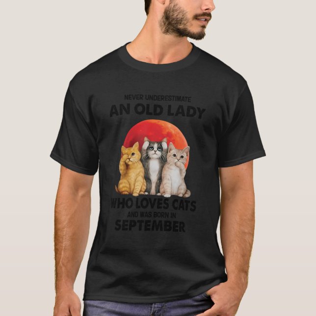 Camiseta Septiembre Nunca Subestimar A Una Vieja Que Ama (Anverso)
