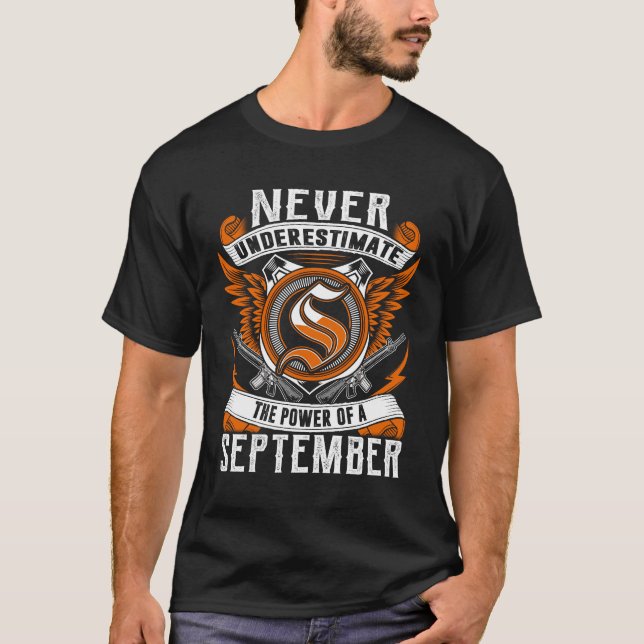 Camiseta SEPTIEMBRE - Nunca Subestimar la Personalización (Anverso)