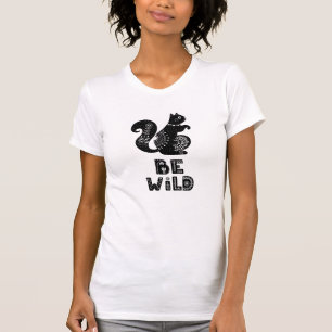 Camiseta Ser salvaje grabando con ardilla linda