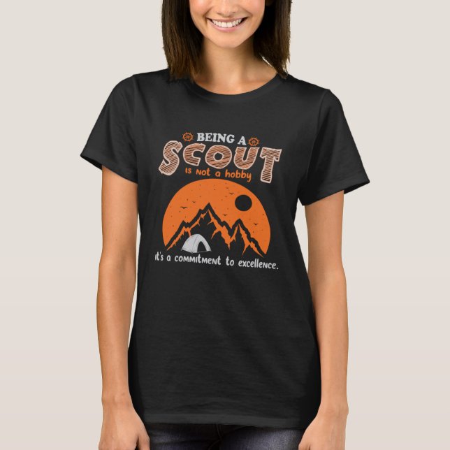 Camiseta Ser Scout no es un hobby es un compromiso con  (Anverso)