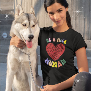 Camiseta Ser un buen gráfico humano del corazón rojo