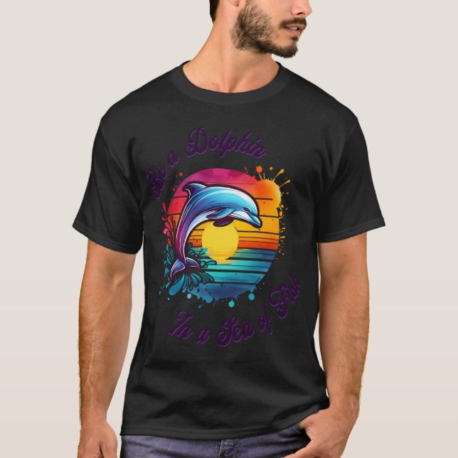Camiseta Ser un delfín en un mar de peces (Anverso)