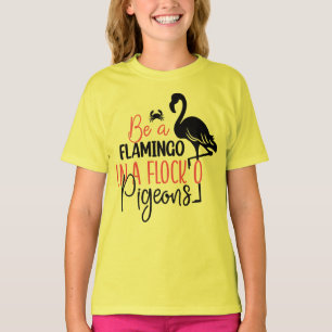Camiseta Ser un flamenco en una bandada de palomas