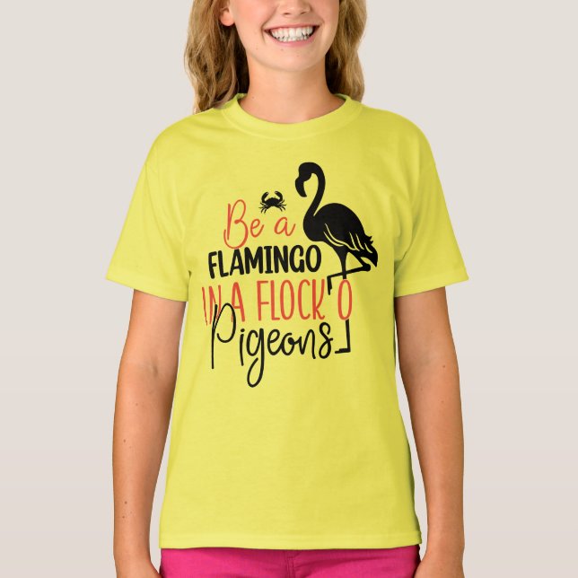 Camiseta Ser un flamenco en una bandada de palomas (Anverso)