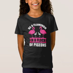 Camiseta Ser Un Flamenco En Una Bandada De Palomas