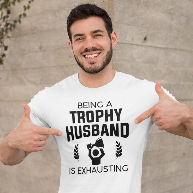 Camiseta Ser un marido trofeo es agotador (trophy husband shirt)
