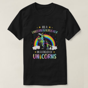 Camiseta Ser Un Rex De Unicornasauro En Un Campo Cortado De