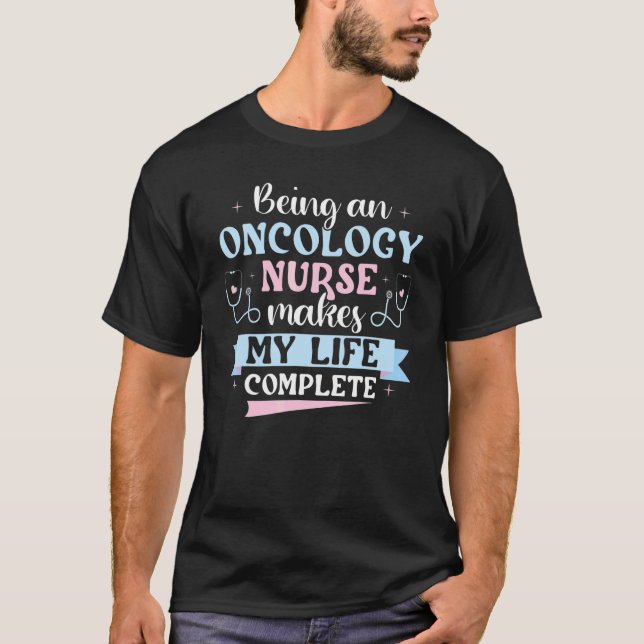 Camiseta Ser Una Enfermera Oncológica Me Hace Completa La V (Anverso)