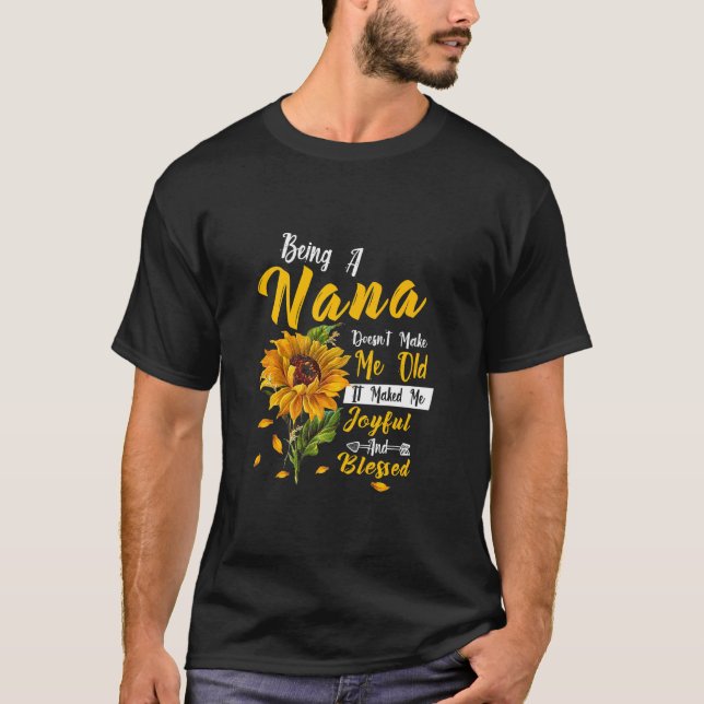 Camiseta Ser una Nana no me hace viejo bendecido Nana Moth (Anverso)
