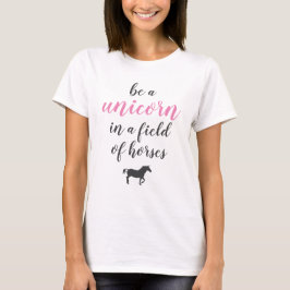Camiseta Ser unicornio en un campo de caballos