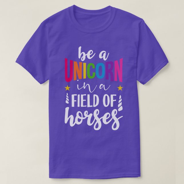 Camiseta Ser unicornio en un campo de caballos (Diseño del anverso)