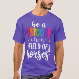 Camiseta Ser unicornio en un campo de caballos