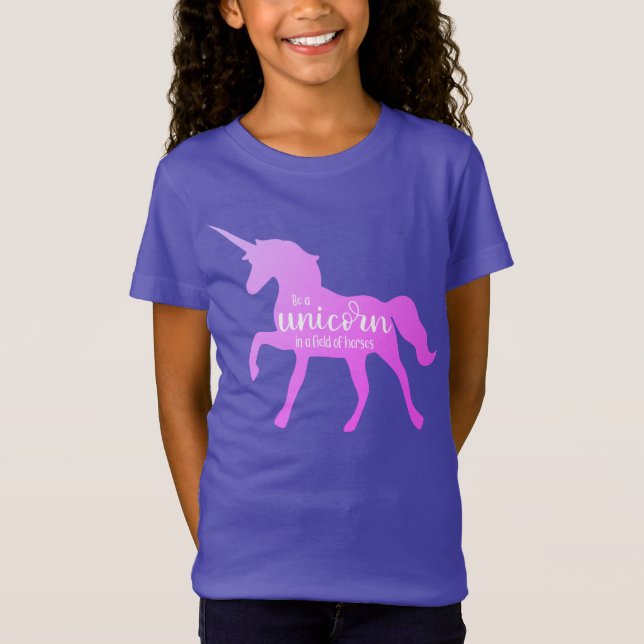 Camiseta Ser unicornio en un campo de caballos (Anverso)