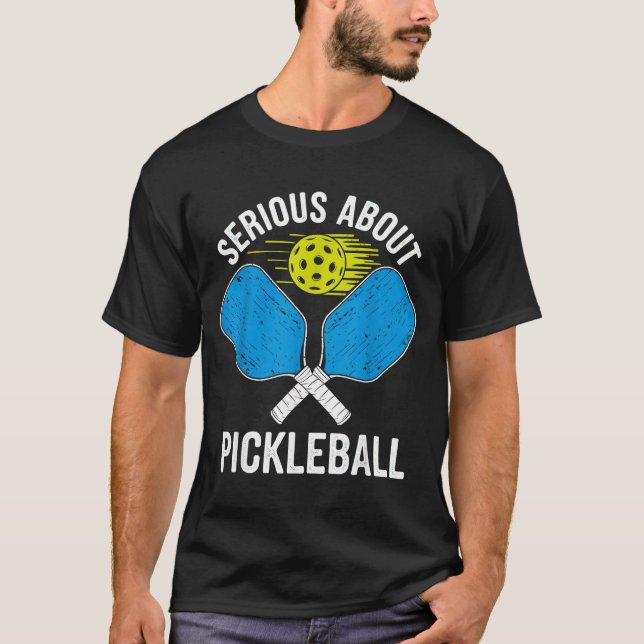 Camiseta Serio acerca del pickleball divertido pickle ball  (Anverso)