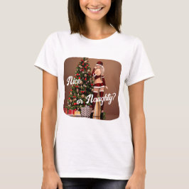 Camiseta Sexy Santa Chica cerca del árbol de Navidad