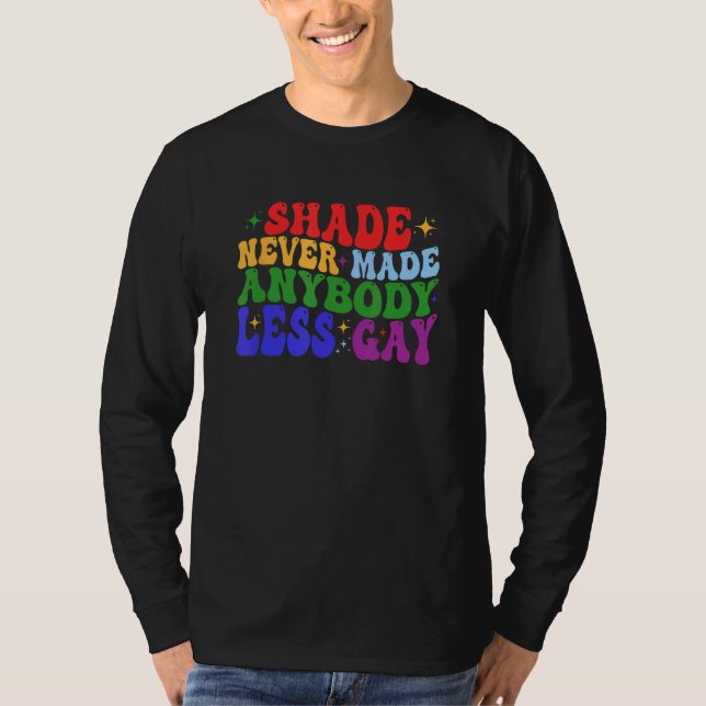 Camiseta Shade Never Made Anybody Less Gay LGBTQ Rainbow Pr (Anverso)
