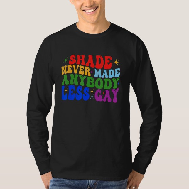 Camiseta Shade Never Made Anybody Less Gay LGBTQ Rainbow Pr (Anverso)