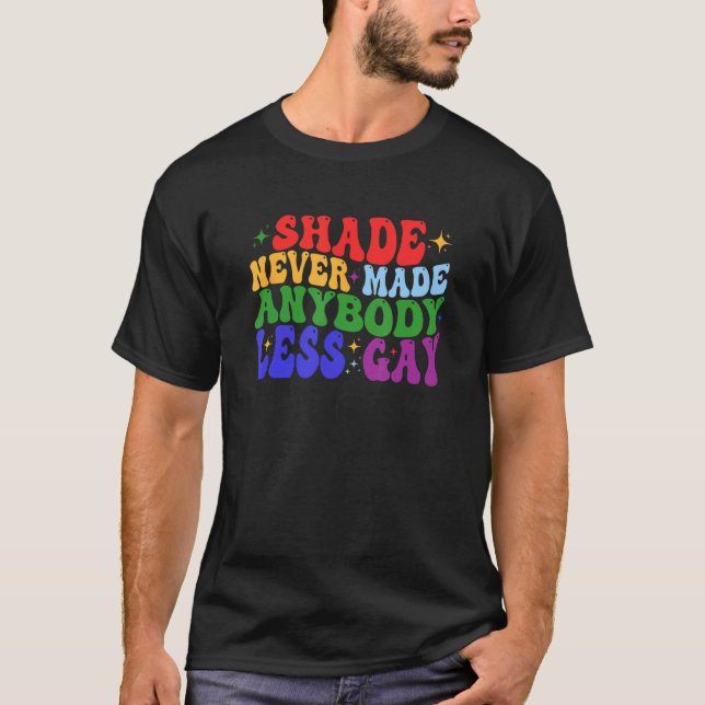 Camiseta Shade Never Made Anybody Less Gay LGBTQ Rainbow Pr (Anverso)