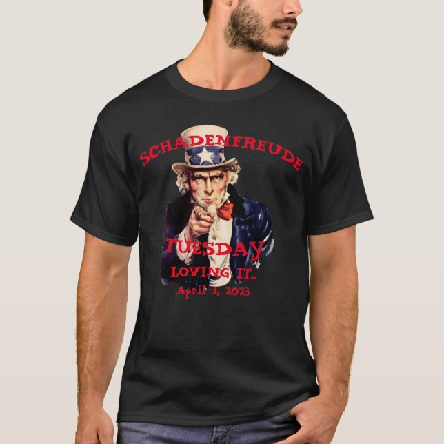 Camiseta Shadenfreude Martes 2023 Arrestan a Trump Tío Sam (Anverso)