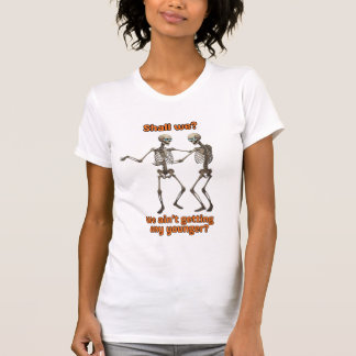 Camiseta “Shall We… Well We Ain’t Getting Any Younger — Fun