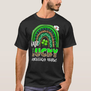 Camiseta Shamrock arcoiris Enfermera oncológica afortunada