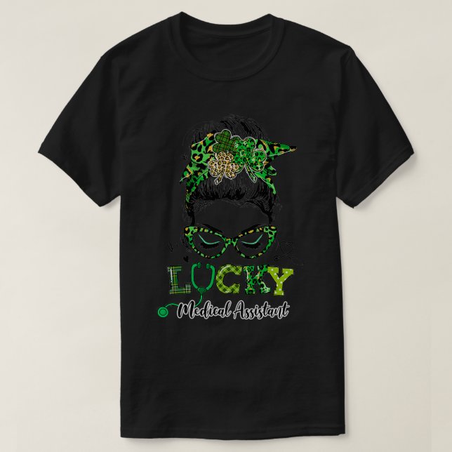 Camiseta Shamrock Messy Bun Lucky Medical Assistant St Patr (Diseño del anverso)