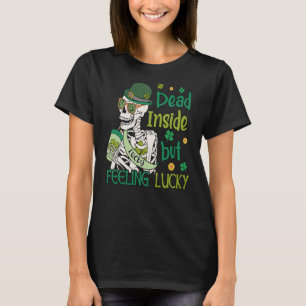 Camiseta Shamrock y cerveza irlandesa muerta en el interior
