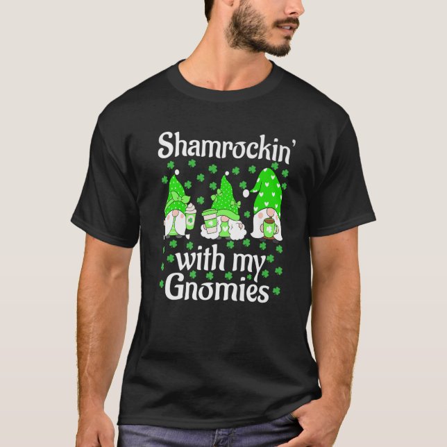 Camiseta Shamrockin' con mis gnomies St Patrick's Day Cute (Anverso)