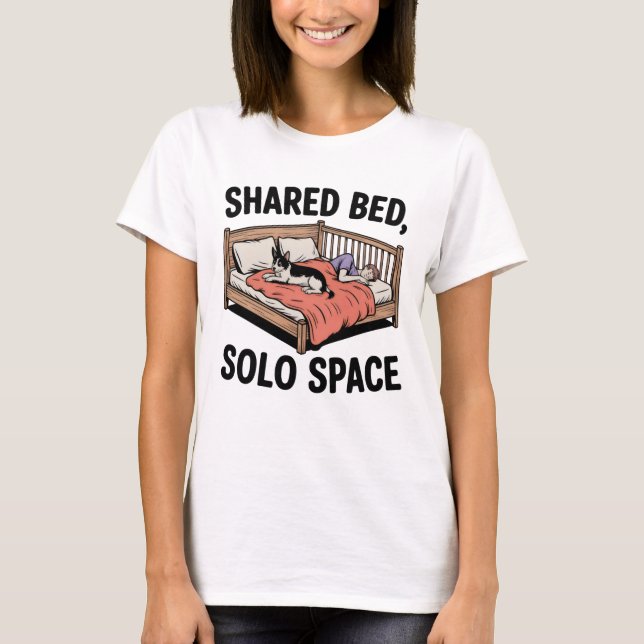 Camiseta Shared Bed, Solo Space | Funny Pet Sleep Quote (Anverso)