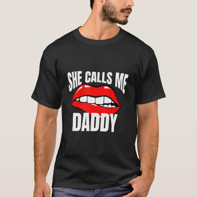 Camiseta She Calls Me Daddy Humor For A Humor (Anverso)