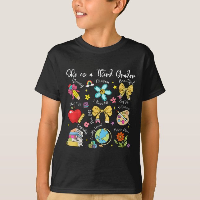Camiseta She Is A Third Grader Bible Verses Back To School  (Anverso)