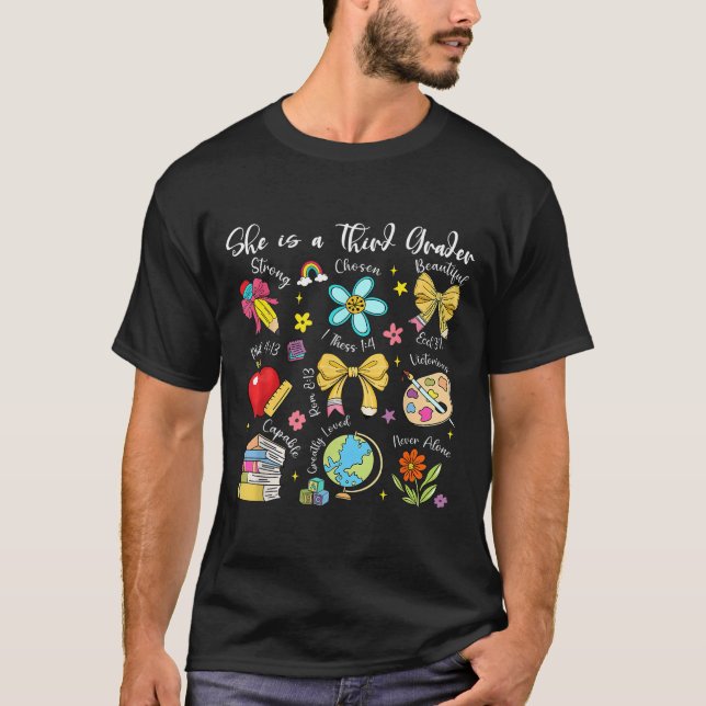 Camiseta She Is A Third Grader Bible Verses Back To School  (Anverso)