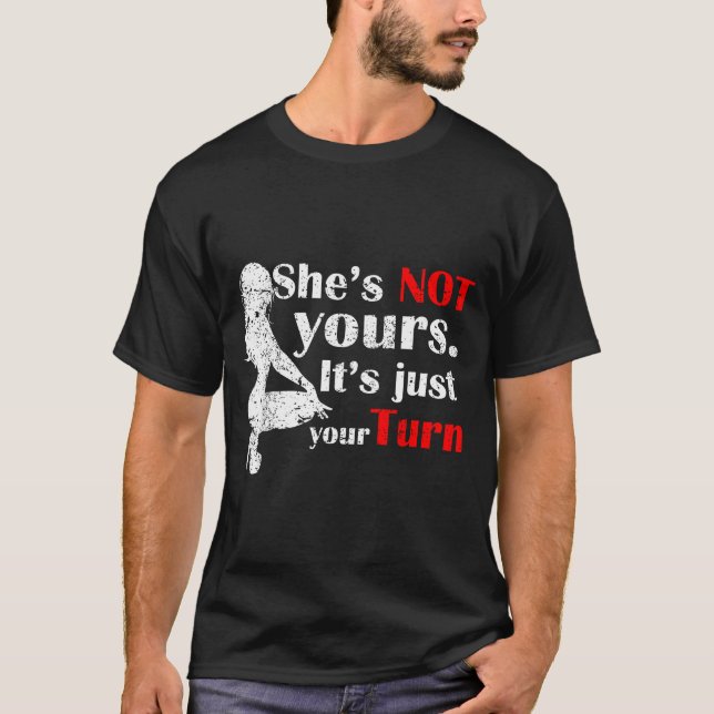 Camiseta She Is Not Yours It Is Just Your Turn Retro Funny  (Anverso)