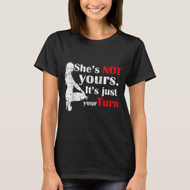 Camiseta She Is Not Yours It Is Just Your Turn Retro Funny  (Anverso)