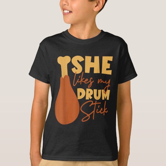 Camiseta She Likes My Drum Stick Funny Couple Matching Than (Anverso)