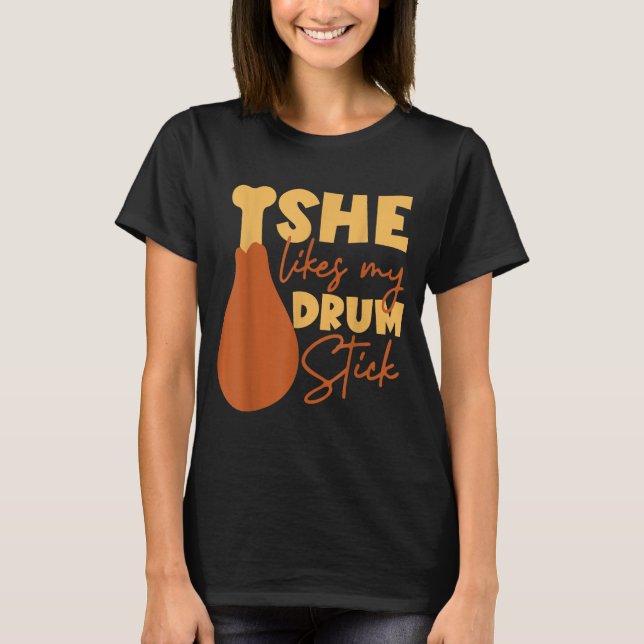 Camiseta She Likes My Drum Stick Funny Couple Matching Than (Anverso)