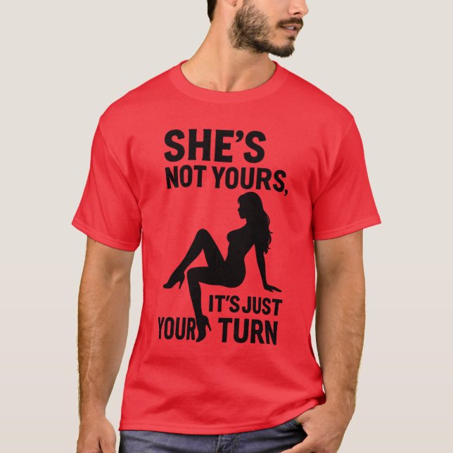 Camiseta She’s Not Yours, It’s just your turn.  (Anverso)