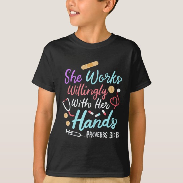 Camiseta She Works Willingly With Her Hands Proverbs 31 13  (Anverso)
