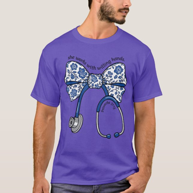 Camiseta She Works with Willing Hands Proverbs 31 13 Christ (Anverso)