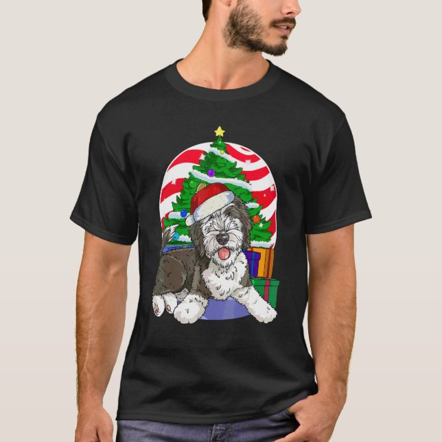 Camiseta Sheepadoodle Dog Santa Christmas Tree Decor (Anverso)