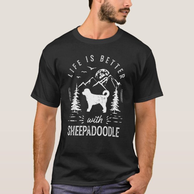 Camiseta Sheepadoodle Life Better Mom Dad Dog (Anverso)