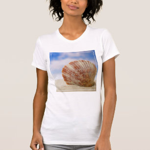Camiseta Shell apoyado en la arena