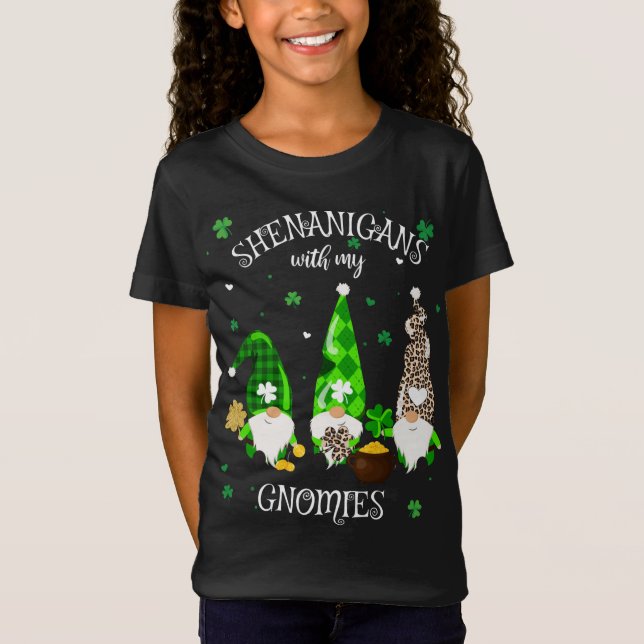 Camiseta Shenanigans con mis gnomies el hogar del Día de Sa (Anverso)
