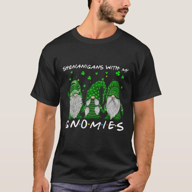 Camiseta Shenanigans con mis gnomies el hogar del Día de Sa (Anverso)