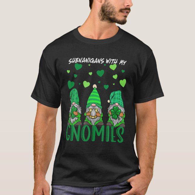 Camiseta Shenanigans con mis gnomies el hogar del Día de Sa (Anverso)